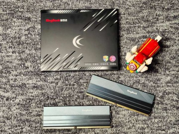 股票在线配资开户 海力士 A-die 加持! 金百达星刃黑 DDR5 内存, 高频低时序的典范